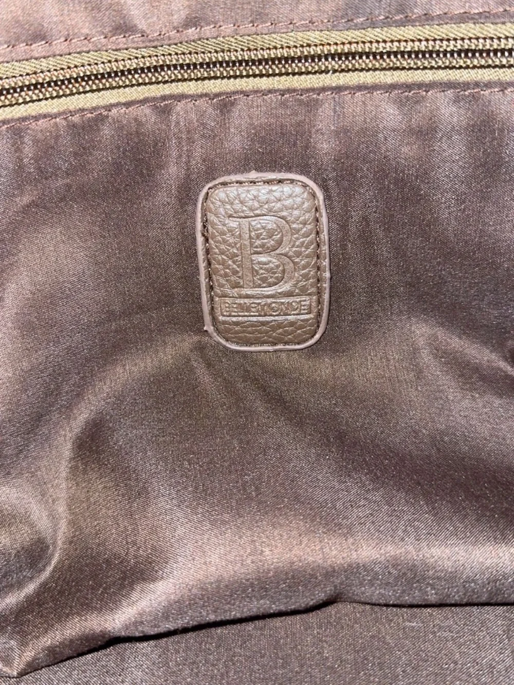 Classic Brown Leather Weekender Bag with Adjustable Shoulder Strap